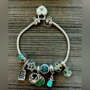 Disney Pandora Bracelet with 8 Disney Charms 7.5 inches